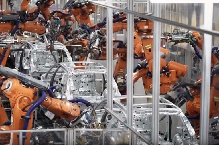 BMW-ova vojska robota proizvede tisuću automobila dnevno. Pogledajte snimku